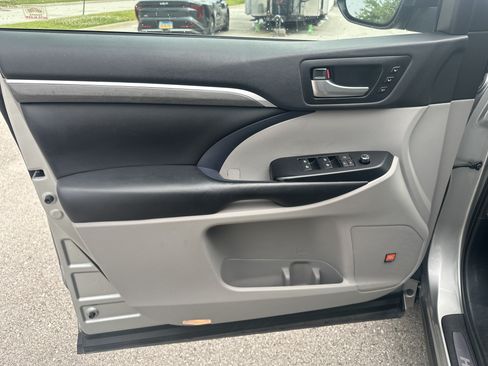 Used 2019 Toyota Highlander Limited AWD/4WD image 16