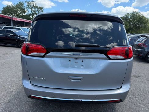 Used 2020 Chrysler Pacifica Touring-L FWD image 6