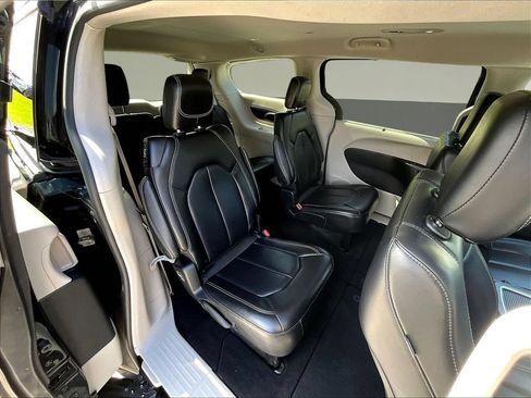 Used 2023 Chrysler Pacifica Touring-L FWD image 27