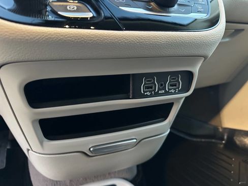 Used 2021 Chrysler Pacifica Touring-L image 33