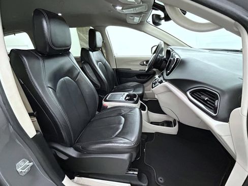 Certified 2022 Chrysler Pacifica Touring-L FWD image 15