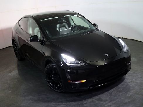 Used 2021 Tesla Model Y Long Range image 7