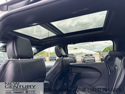 Used 2025 Chrysler Pacifica Limited FWD image 58
