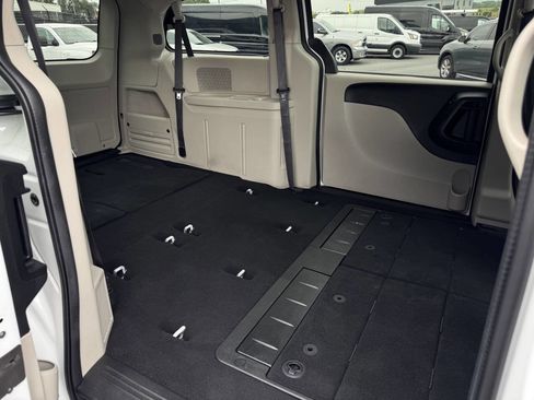 Used 2019 Dodge Grand Caravan SE w/ UConnect Hands-Free Group image 38