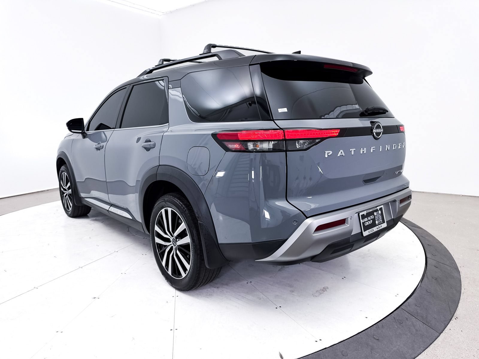 Used 2024 Nissan Pathfinder Platinum FWD image 18