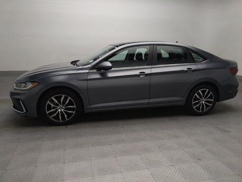 Used 2025 Volkswagen Jetta SE FWD image 2