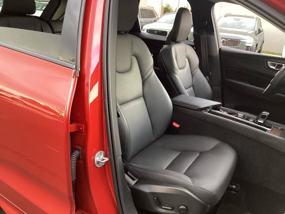 Certified 2024 Volvo XC60 B5 Plus w/ Protection Package Premier AWD/4WD image 32
