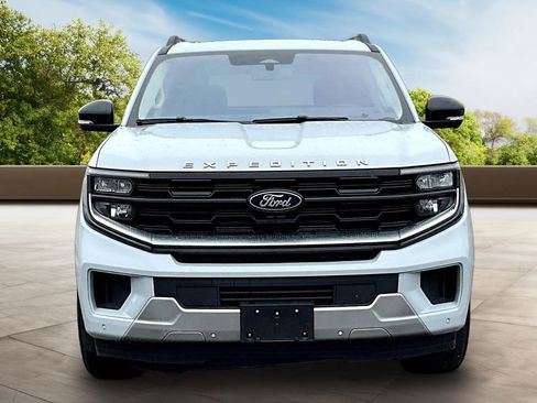 Used 2025 Ford Expedition Platinum image 3