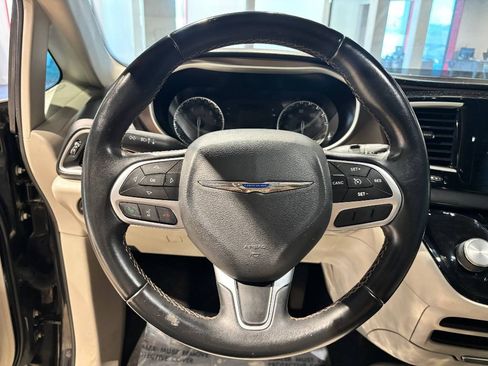 Used 2017 Chrysler Pacifica Touring-L w/ Tire & Wheel Group image 19