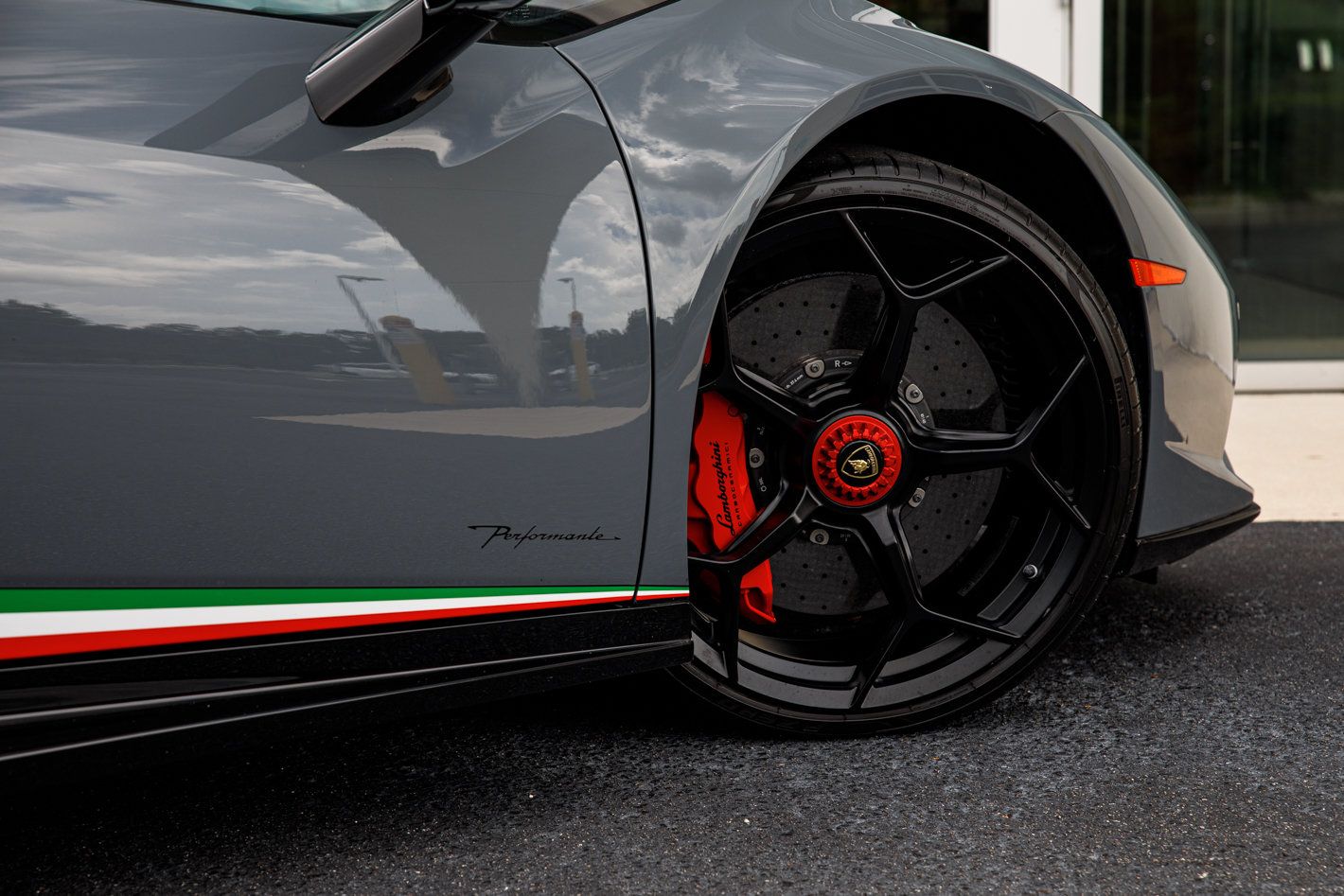 Used 2018 Lamborghini Huracan Performante AWD/4WD image 17