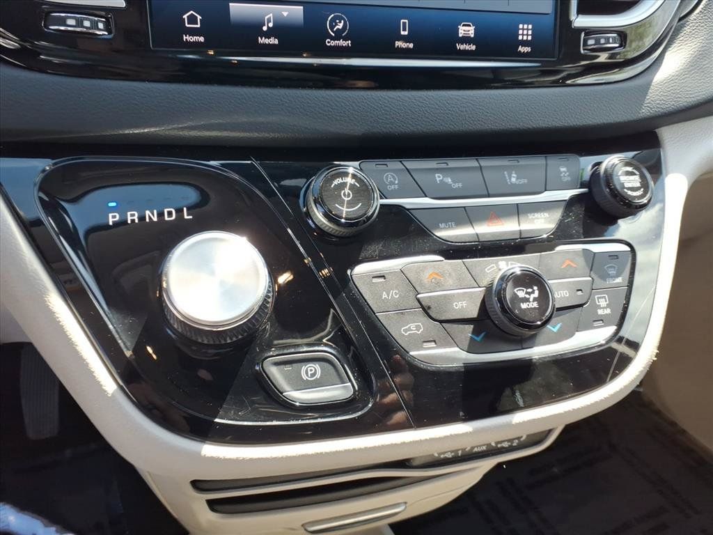Used 2024 Chrysler Pacifica Touring-L FWD image 11