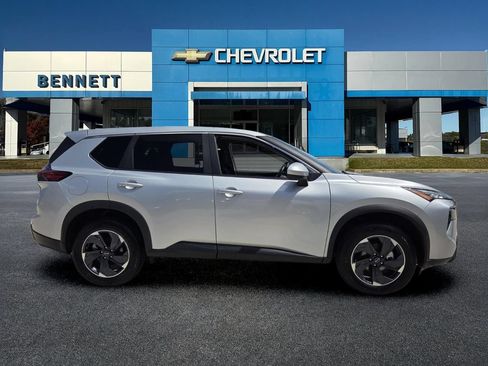 Used 2025 Nissan Rogue SV FWD image 8