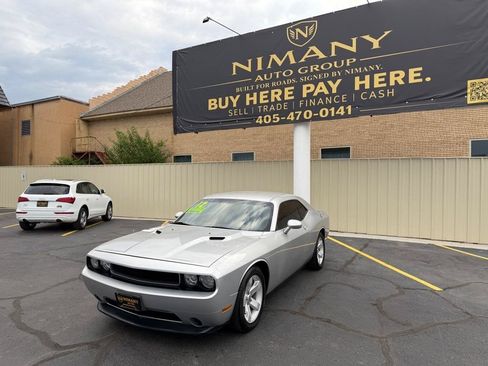 Used 2012 Dodge Challenger SXT RWD image 3