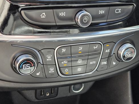 Used 2020 Chevrolet Traverse LT FWD image 17