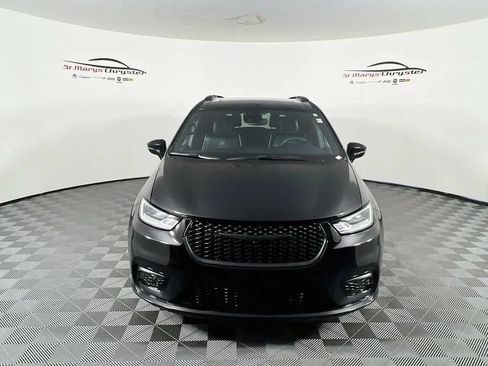 Used 2025 Chrysler Pacifica Limited FWD image 3