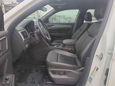 Used 2020 Volkswagen Atlas Cross Sport SE w/ Towing Package image 11