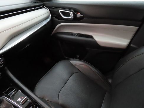 Used 2023 Jeep Compass Limited image 18