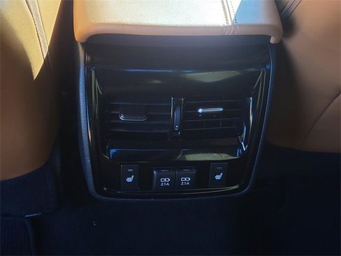 Used 2020 Toyota Avalon Limited image 13