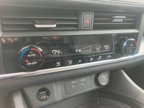 Used 2025 Nissan Rogue SV image 8