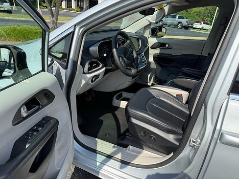 Used 2024 Chrysler Pacifica Touring-L FWD image 7