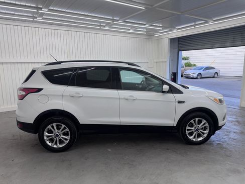Used 2018 Ford Escape SE image 4