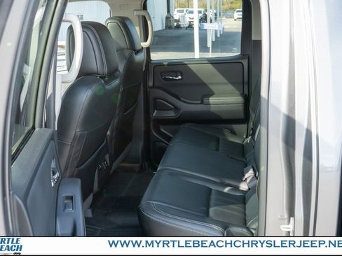 Used 2022 Nissan Frontier SV w/ SV Premium Package image 13