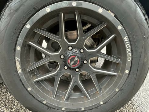 Used 2014 GMC Sierra 1500 SLE w/ Suspension Package, Off-Road image 11