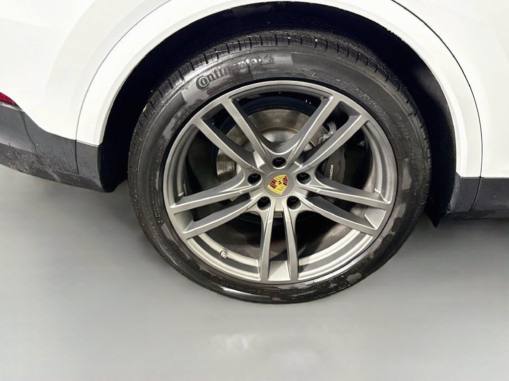 Used 2023 Porsche Cayenne Platinum Edition AWD/4WD image 32