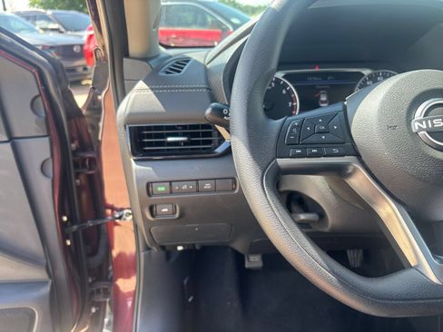 Used 2025 Nissan Sentra SV FWD image 32