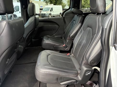 Certified 2022 Chrysler Pacifica Touring-L w/ S Appearance Package FWD image 11