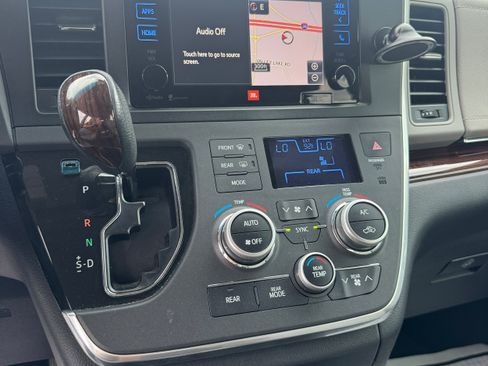 Used 2015 Toyota Sienna Limited FWD image 21