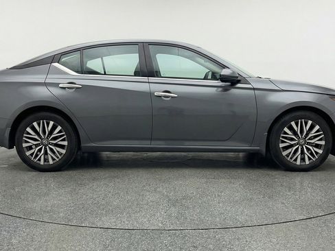 Used 2025 Nissan Altima 2.5 SV image 11