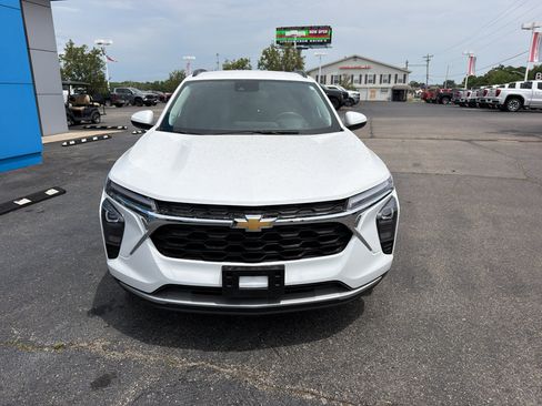 Used 2025 Chevrolet Trax LT w/ Driver Confidence Package FWD image 2