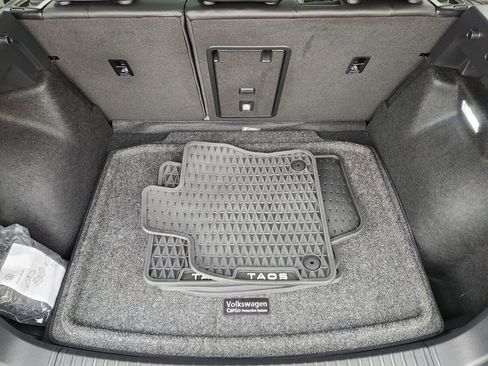 Certified 2024 Volkswagen Taos SE image 13