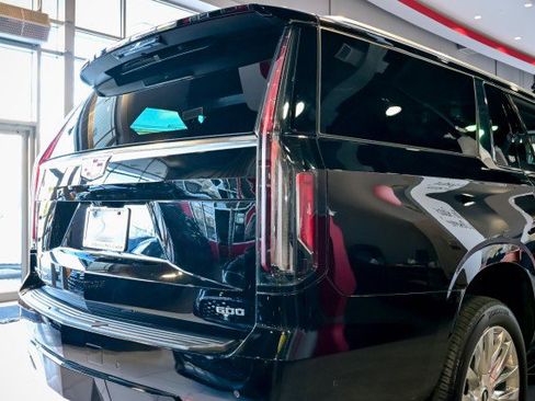 Used 2023 Cadillac Escalade ESV Premium Luxury image 11