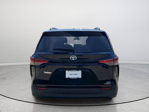 Used 2022 Toyota Sienna XLE FWD image 2