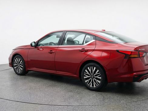 Used 2025 Nissan Altima 2.5 SV image 6