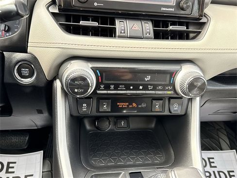 Used 2020 Toyota RAV4 XLE Premium image 17