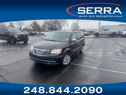 Used 2016 Chrysler Town & Country Limited image 1