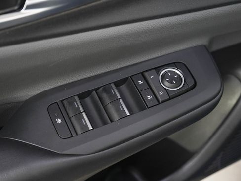 Used 2026 Toyota Prius XLE AWD/4WD image 19