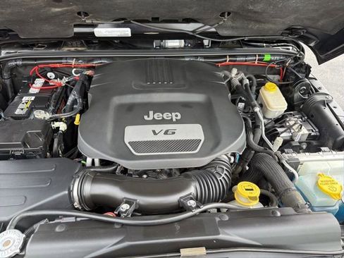 Used 2017 Jeep Wrangler Unlimited Sahara AWD/4WD image 7