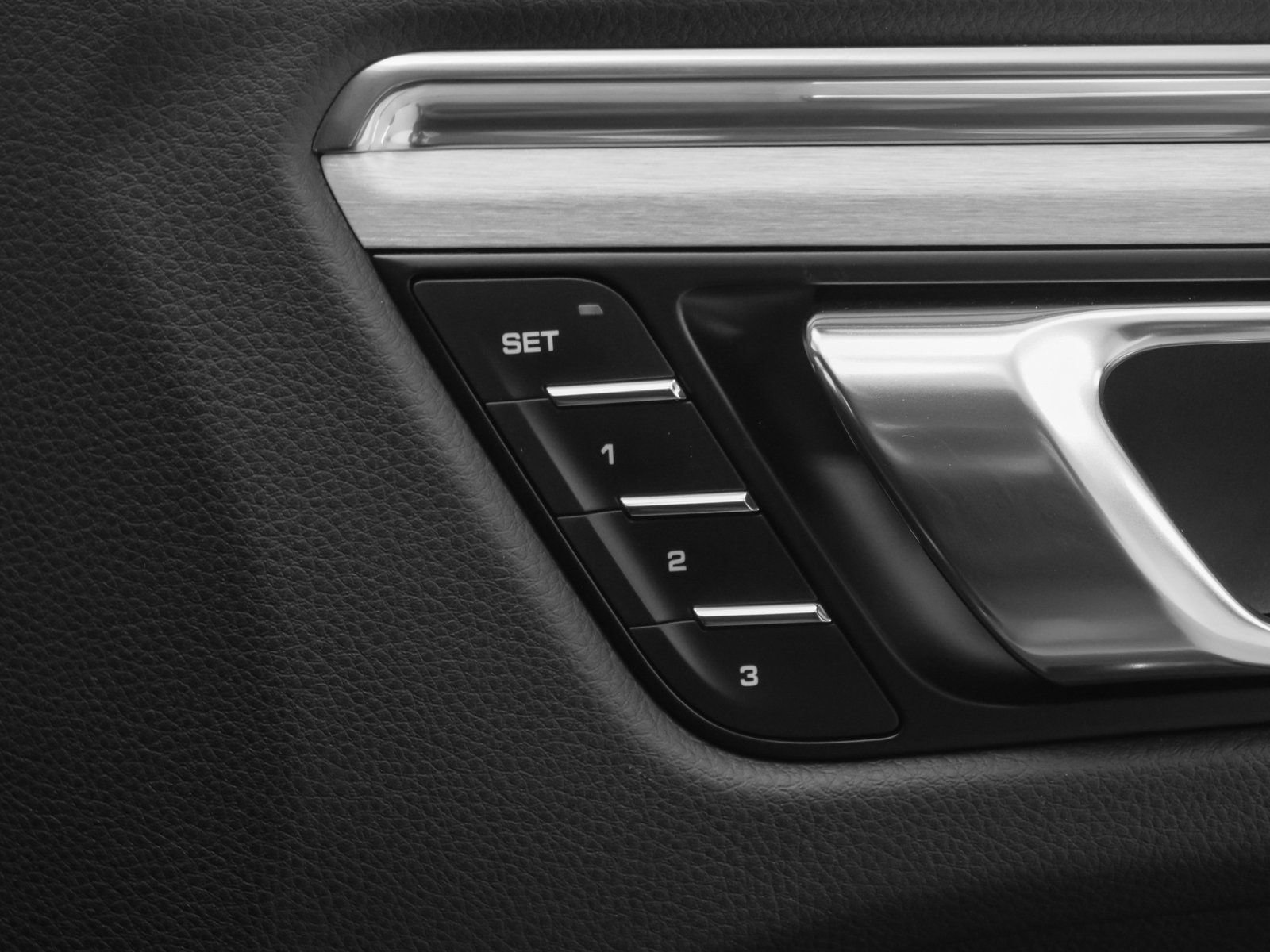 Certified 2025 Porsche Macan AWD/4WD image 17