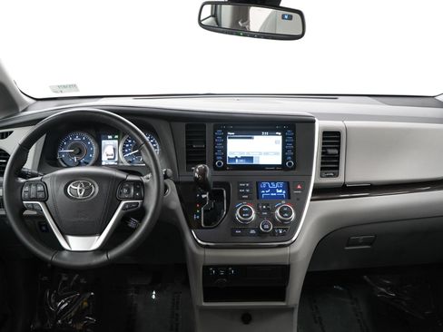 Used 2018 Toyota Sienna XLE w/ XLE Navigation Package AWD/4WD image 17