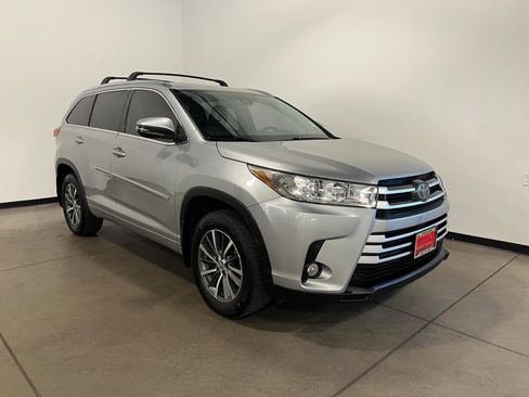 Used 2017 Toyota Highlander XLE AWD/4WD image 1