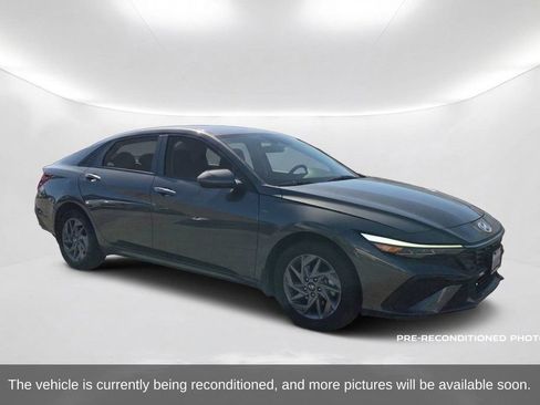 Used 2025 Hyundai Elantra Hybrid FWD image 3