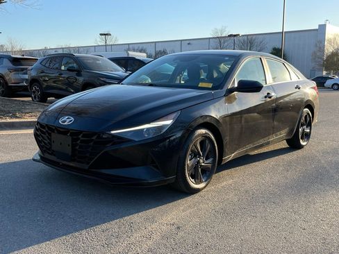 Used 2022 Hyundai Elantra SEL w/ Convenience Package image 3