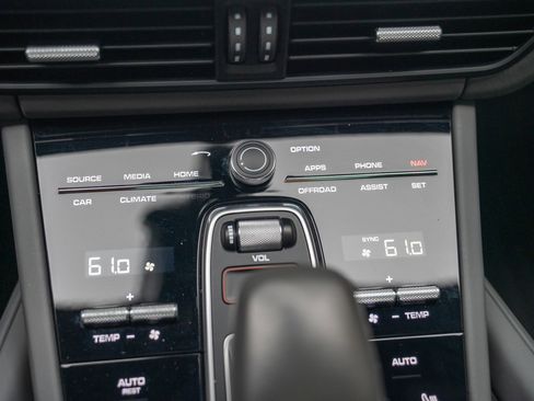 Used 2023 Porsche Cayenne image 19