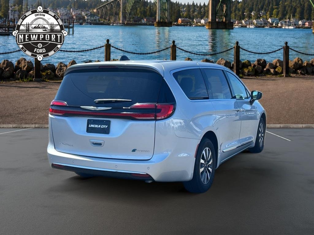 Used 2023 Chrysler Pacifica Limited w/ Uconnect Theater Family Group FWD image 9