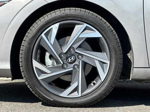Used 2025 Hyundai Elantra Limited image 27