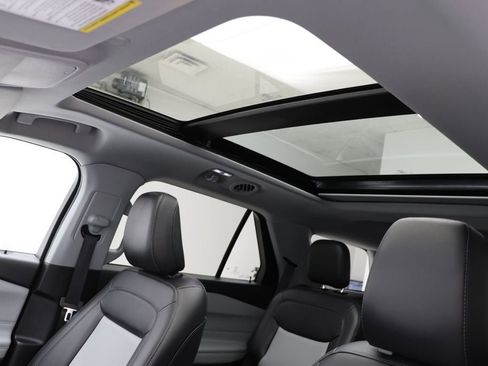 Used 2022 Ford Explorer XLT w/ Equipment Group 202A image 16